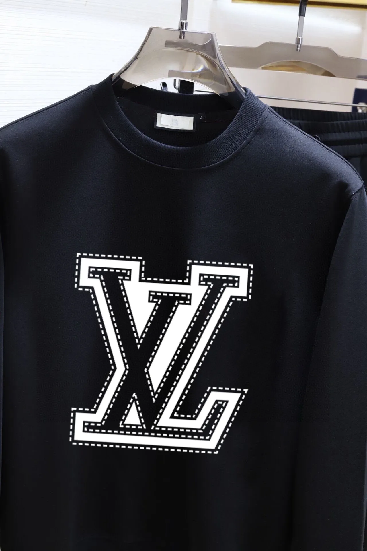 🅿️380 [LV Louis Vuitton] (Fat Man Gospel) hot-selling suit is coming. Focus on the original version of the official website. 2025 new hot-selling sweatshirt suit. The original order is hard to buy🇭🇰. It is the meticulous work of top designers for a fitting and perfect upper body effect. All-natural high-quality Roman cotton 100%, close-fitting comfort, noble and elegant! Original hardware embodies elegance and nobility! Counter size: M-5XL (maximum wear up to 220 pounds)